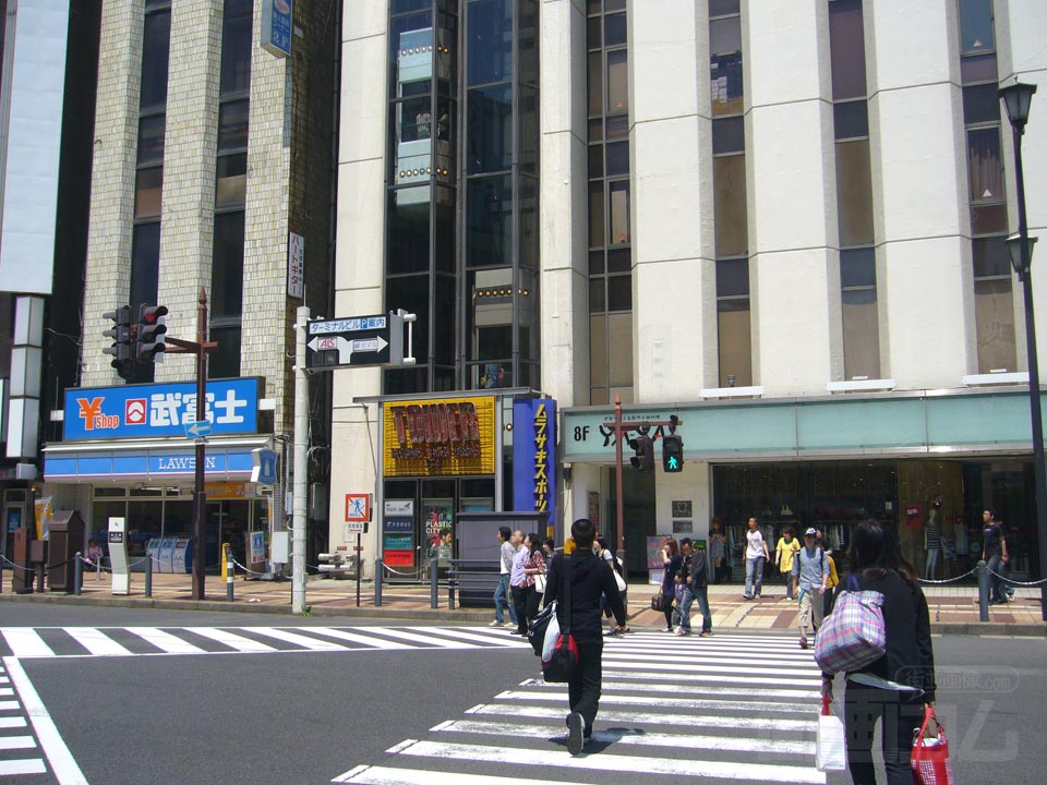 秋田駅前スクランブル交差点