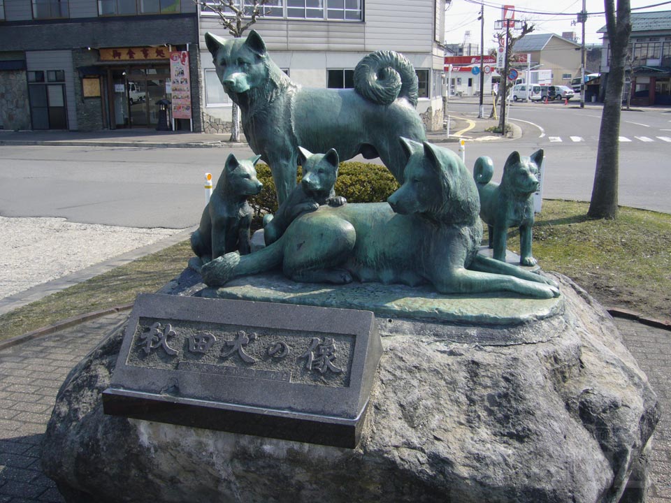 秋田犬の像