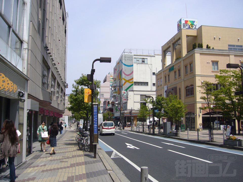 七日町バス停前