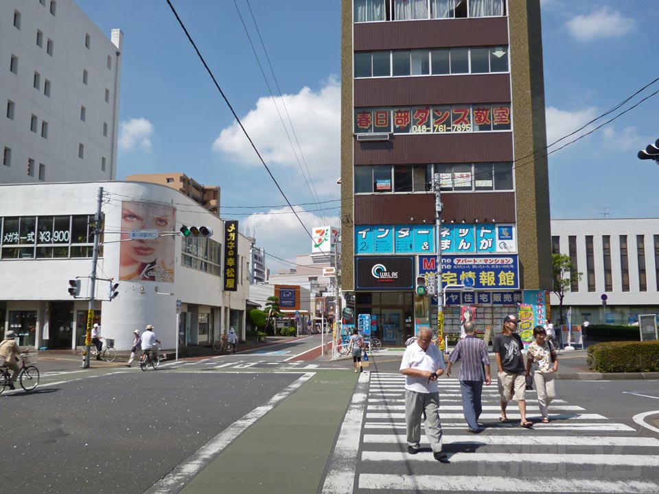 春日部駅西口交差点写真画像