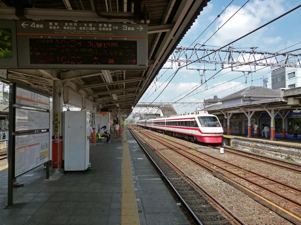 東武春日部駅ホーム(伊勢崎線)写真画像
