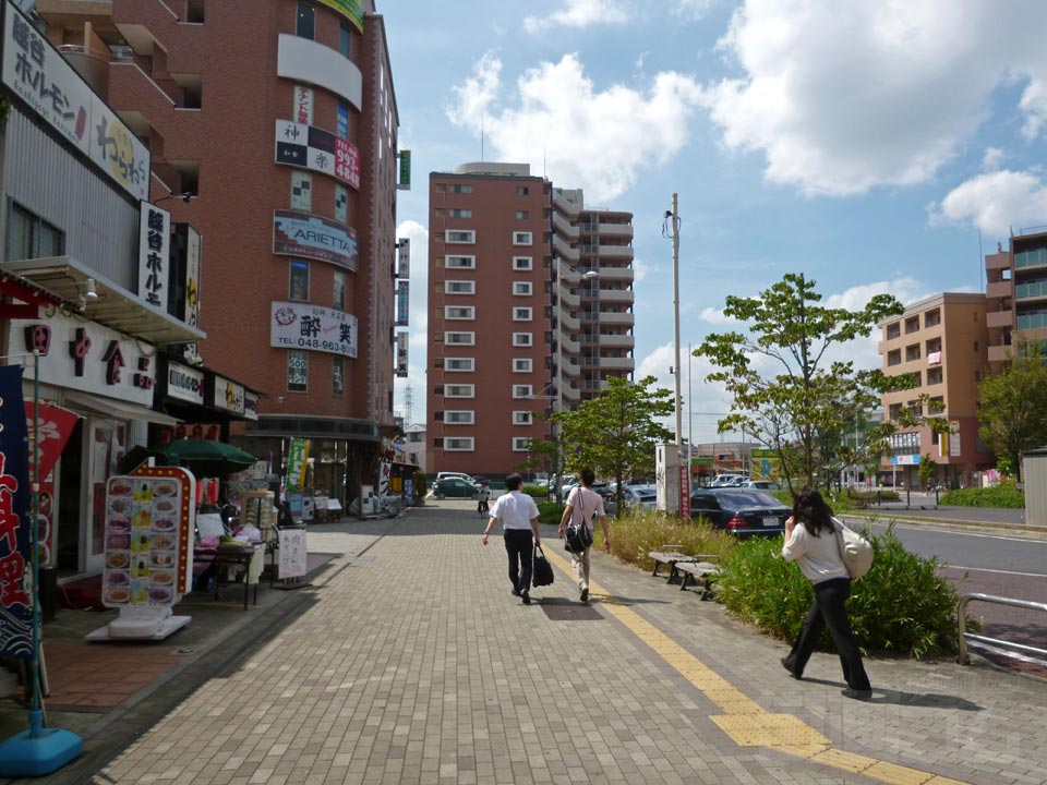 東武越谷駅西口前