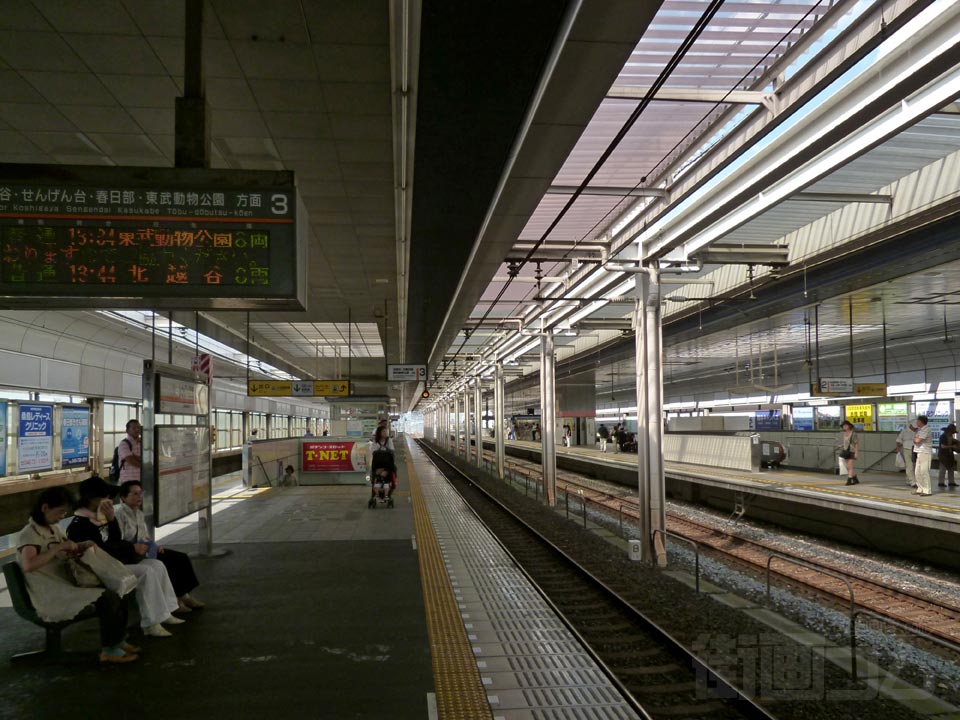 東武新越谷駅ホーム(東武伊勢崎線)