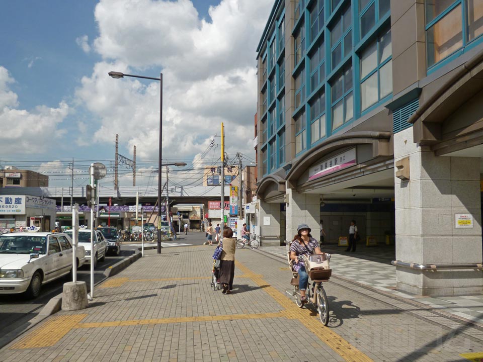 東武新越谷駅西口前