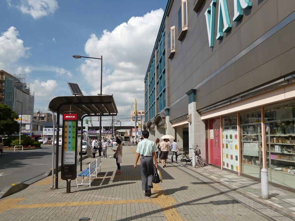 東武新越谷駅西口前
