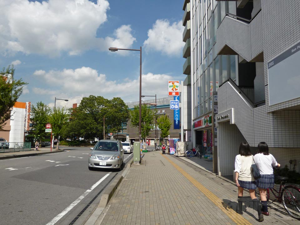 東武新越谷駅西口前