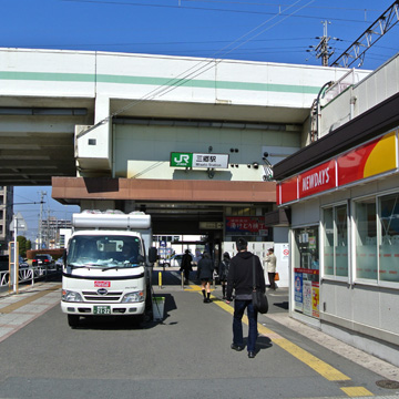 埼玉県三郷市三郷駅前写真画像