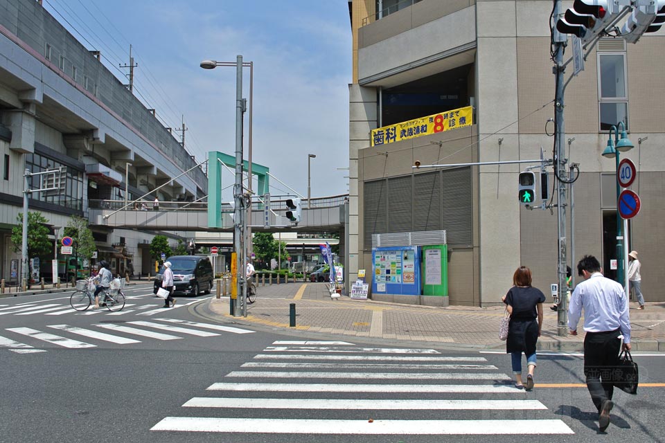 武蔵浦和駅東口スクランブル交差点