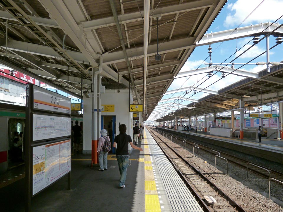 東武草加駅ホーム(東武伊勢崎線)