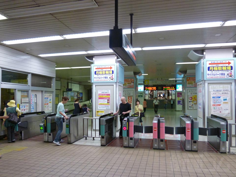 東武草加駅改札口