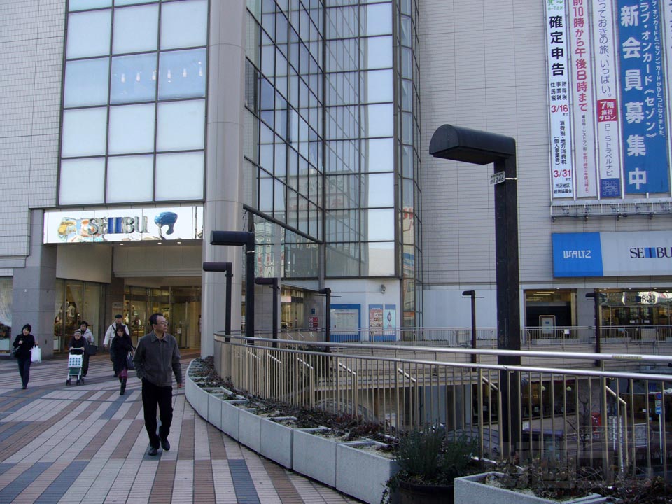 西武所沢駅南口前