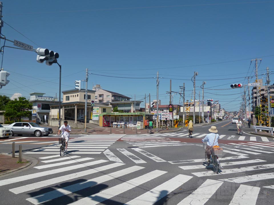 平和台駅前スクランブル交差点写真画像