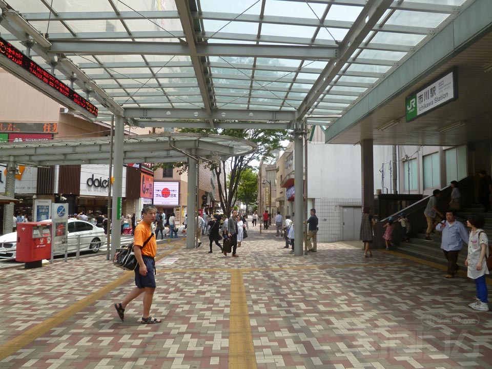 JR市川駅北口前
