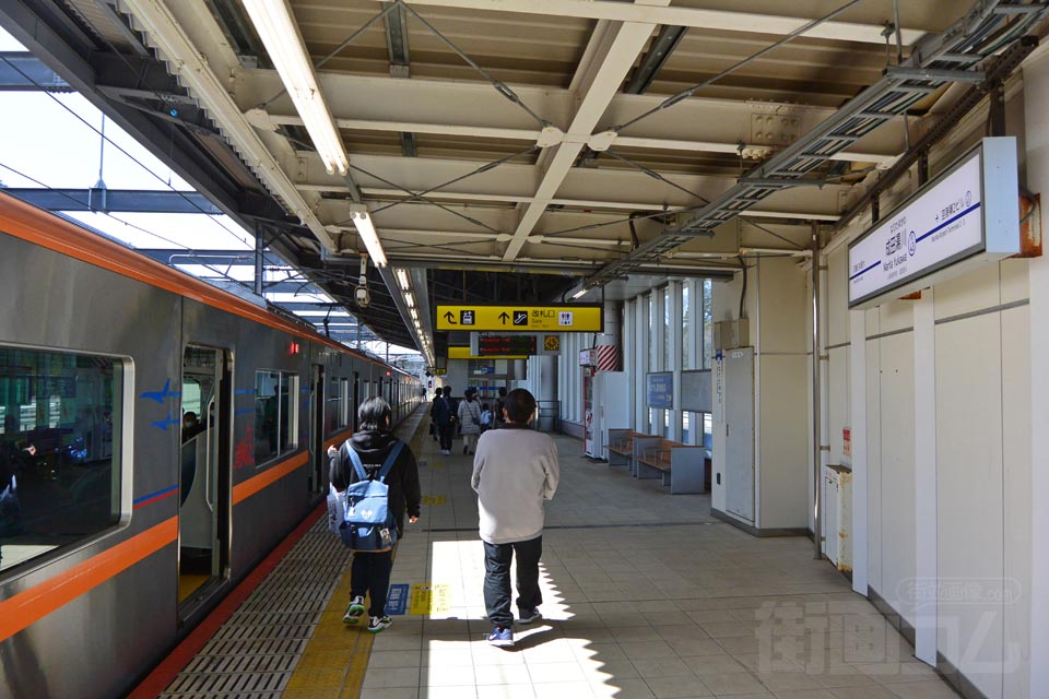 京成成田湯川駅ホーム(京成成田空港線)