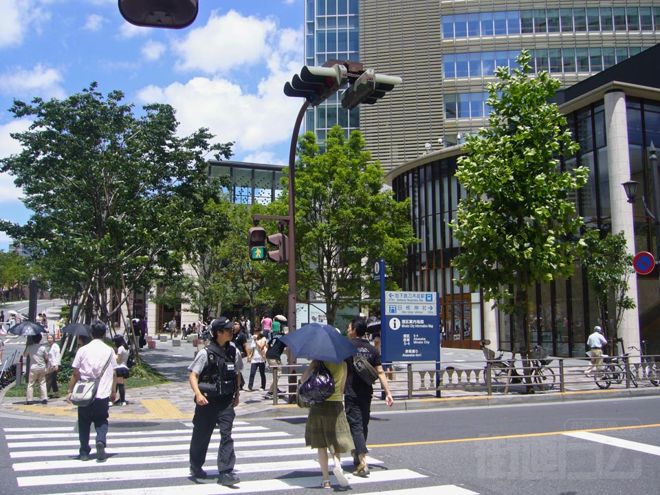 東京メトロ赤坂駅前