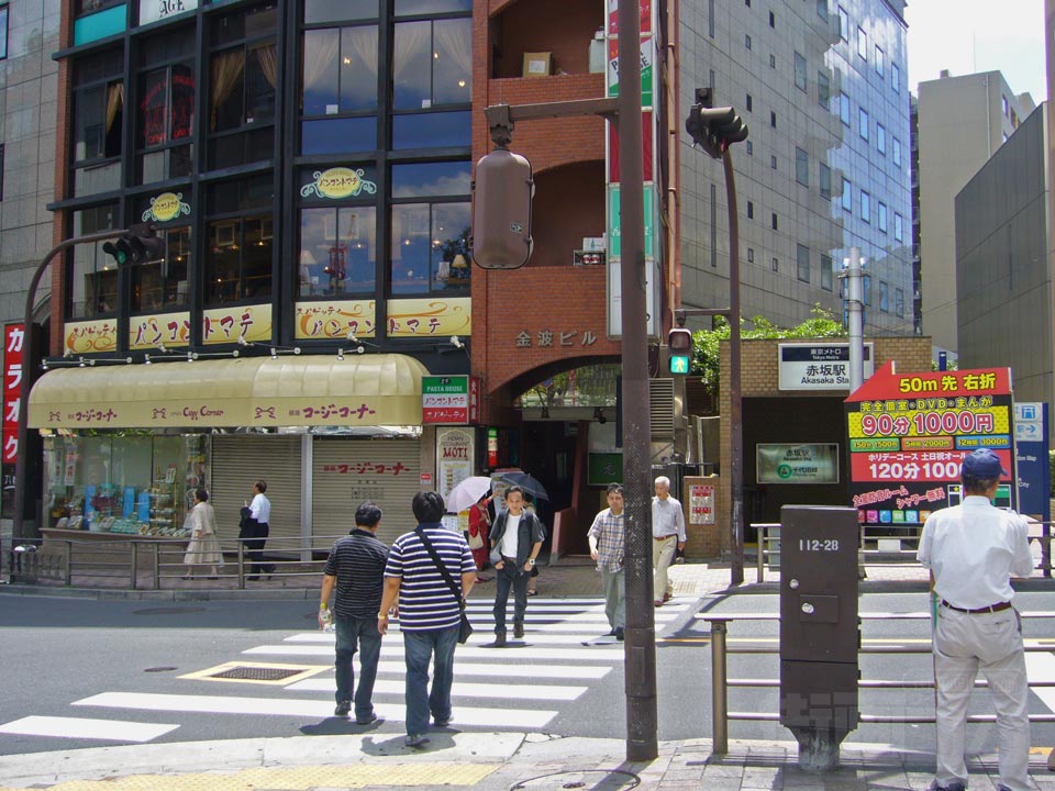 東京メトロ赤坂駅前
