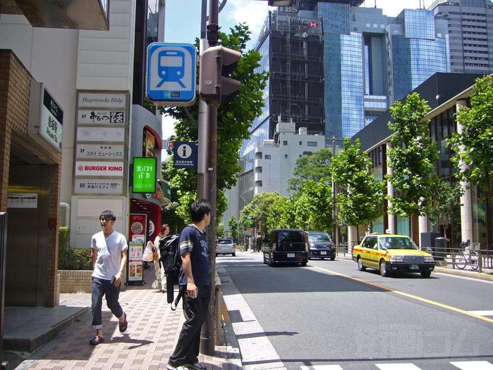 東京メトロ赤坂駅前
