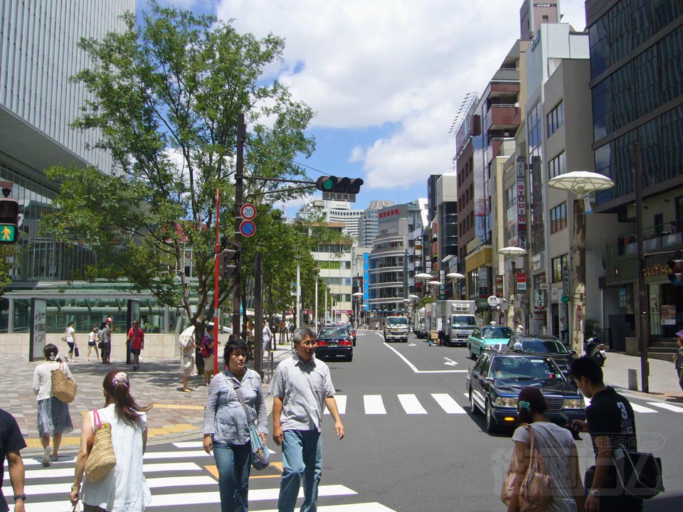 東京メトロ赤坂駅前