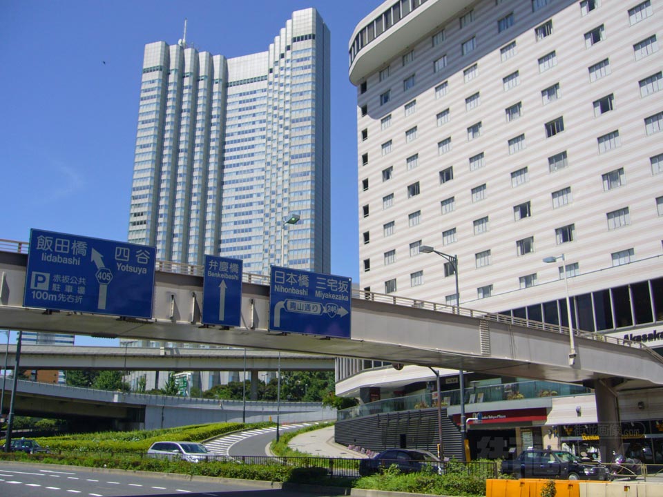 東京メトロ赤坂見附駅前