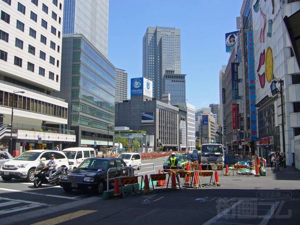 東京メトロ赤坂見附駅前