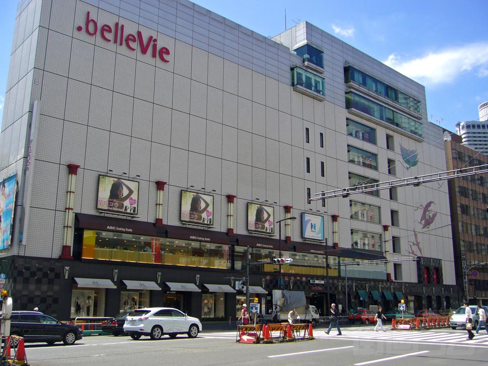 東京メトロ赤坂見附駅前