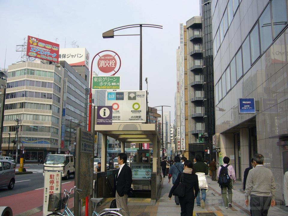 東京メトロ淡路町駅前
