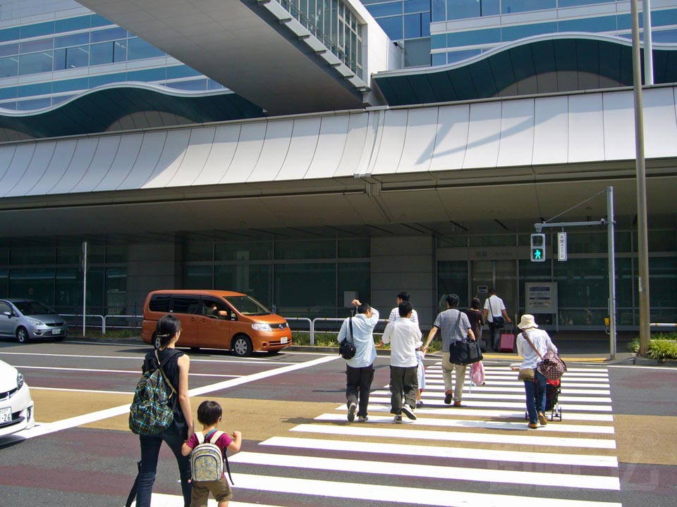 東京国際空港(羽田空港)第2ターミナルビル前