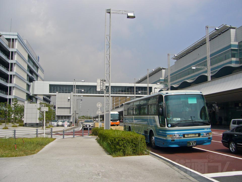東京国際空港(羽田空港)第2ターミナルビル前