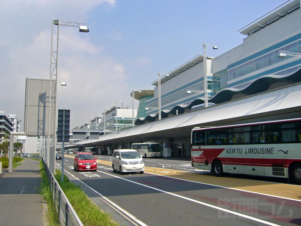 東京国際空港(羽田空港)第2ターミナルビル前