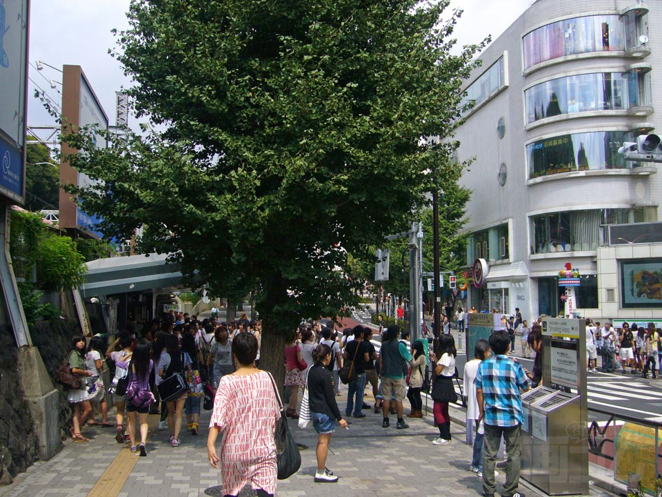 JR原宿駅竹下口前写真画像