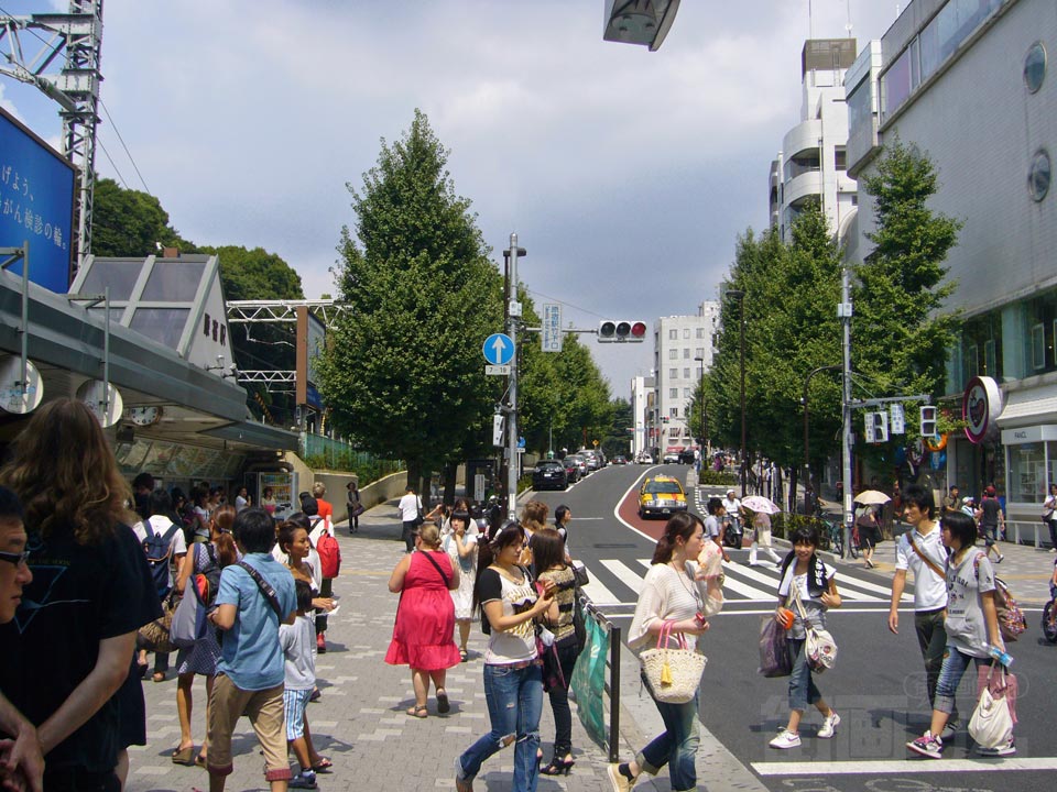 原宿駅竹下口交差点写真画像