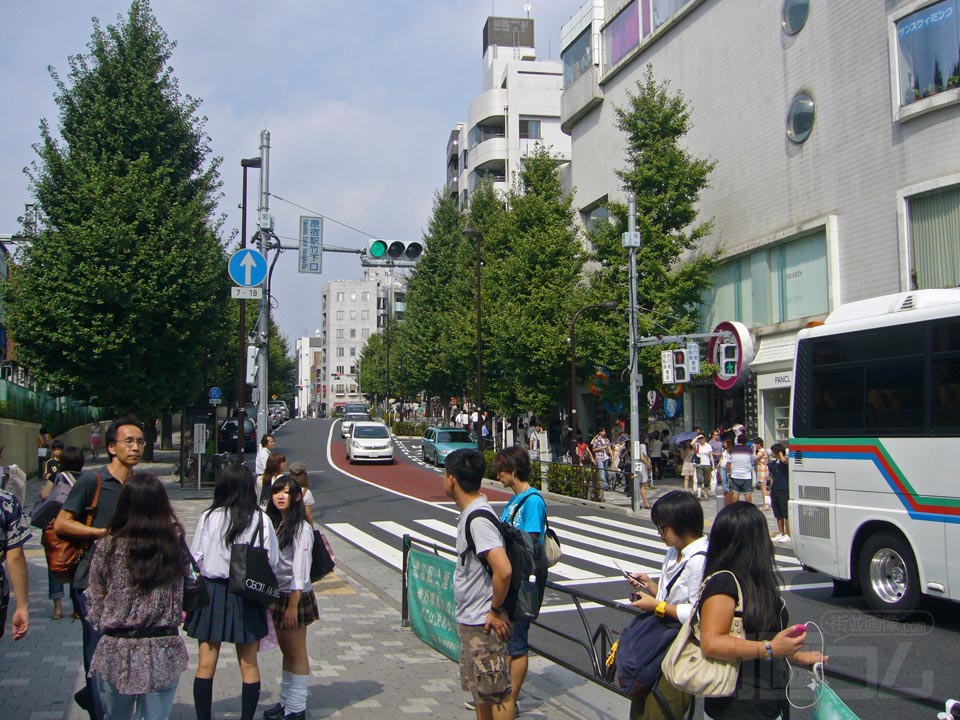 原宿駅竹下口交差点写真画像