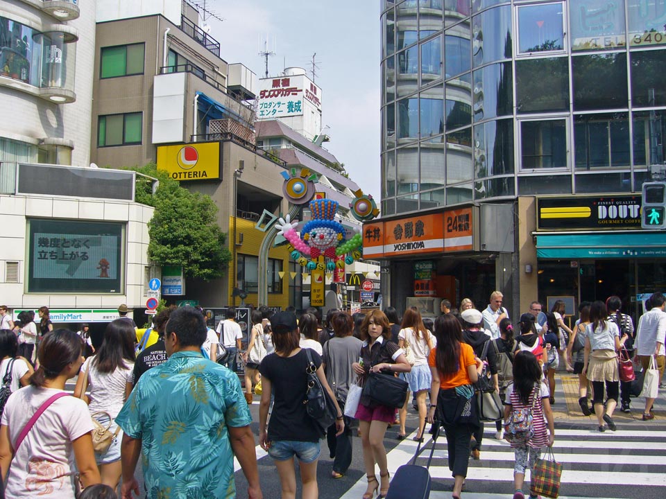 原宿駅竹下口交差点写真画像