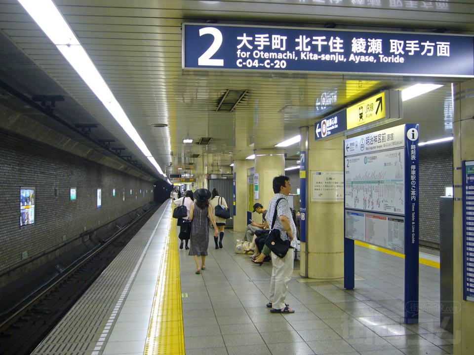 東京メトロ明治神宮前駅(千代田線)ホーム写真画像