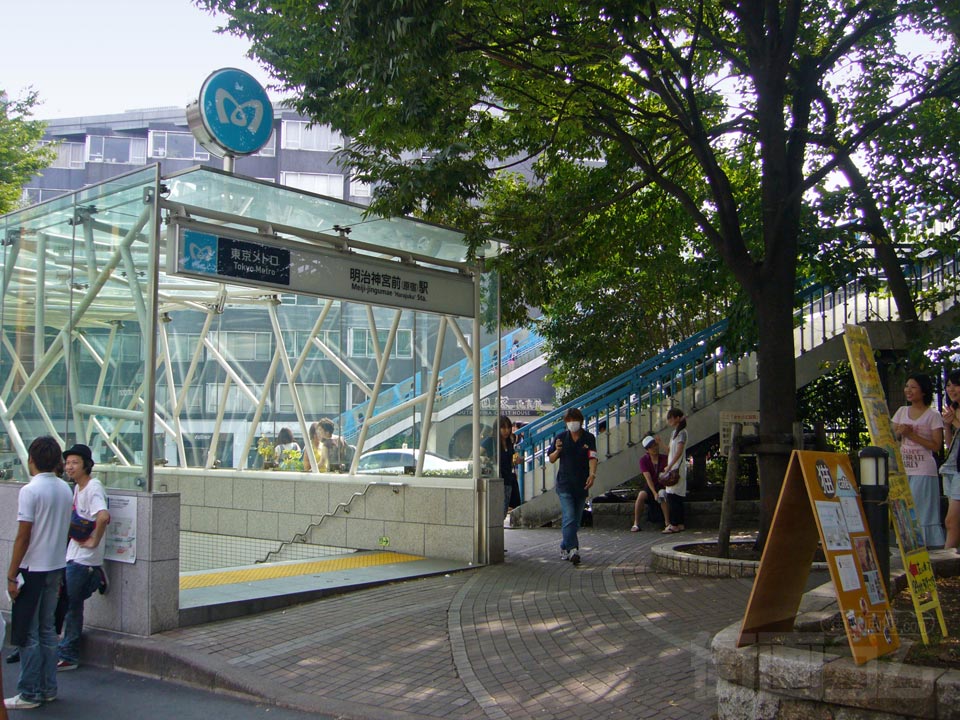 東京メトロ明治神宮前駅前写真画像