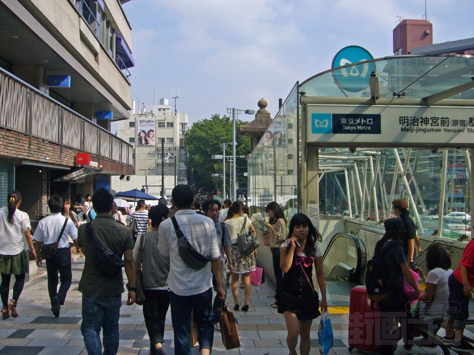 東京メトロ明治神宮前駅前写真画像