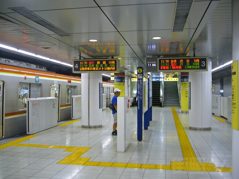東京メトロ明治神宮前駅ホーム(副都心線)写真画像