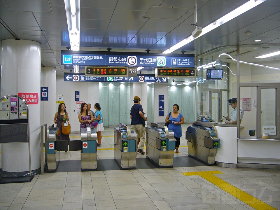 東京メトロ明治神宮前駅改札口写真画像