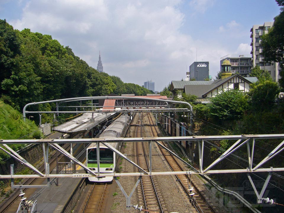 神宮橋からJR山手線原宿駅写真画像