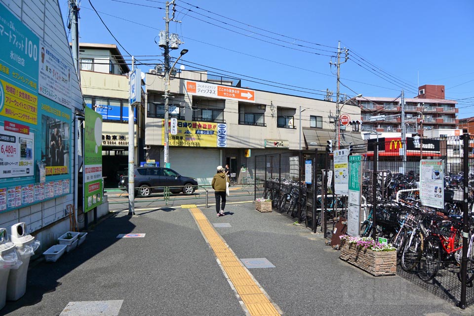 東京メトロ氷川台駅前
