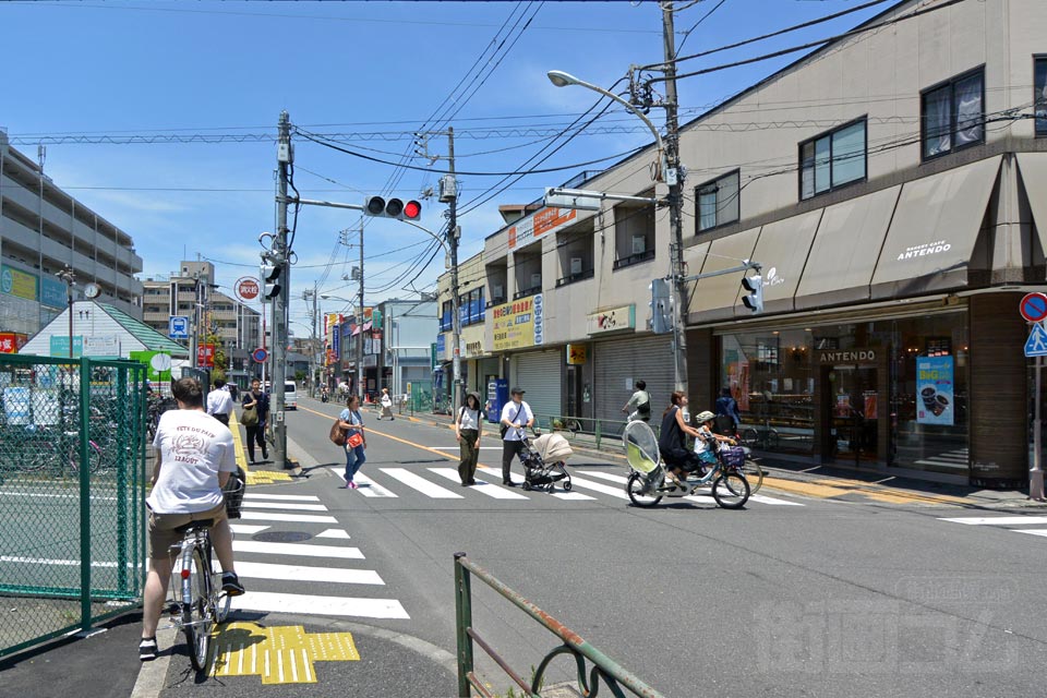 東京メトロ氷川台駅前
