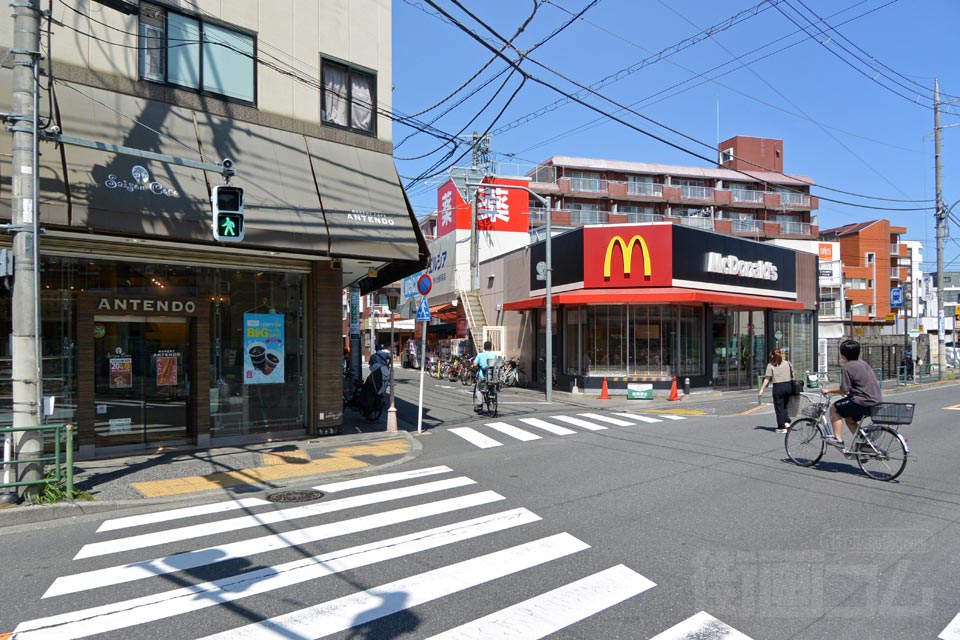 東京メトロ氷川台駅前