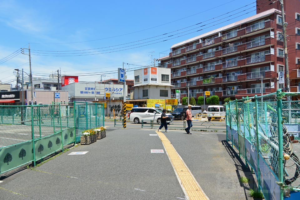 東京メトロ氷川台駅前