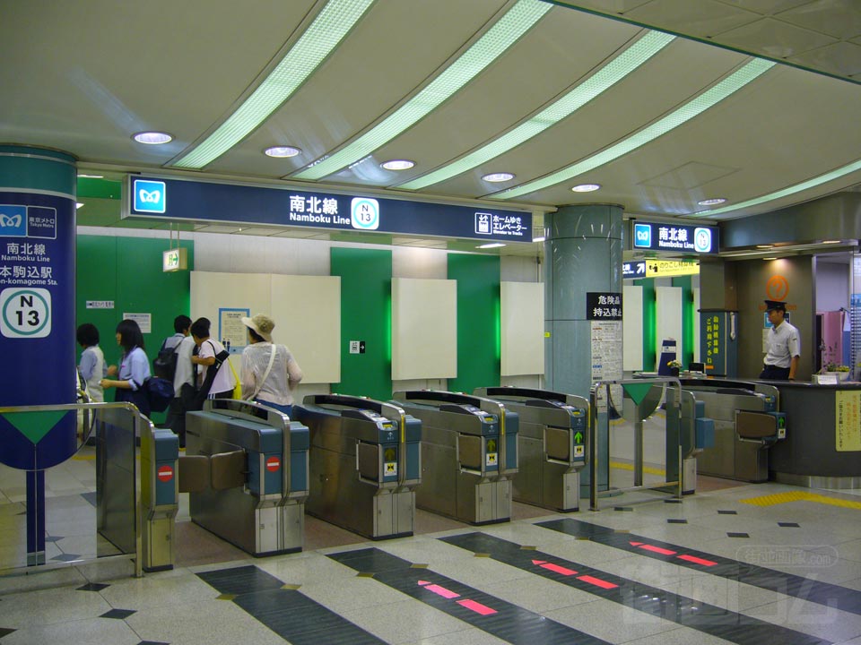 東京メトロ本駒込駅改札口