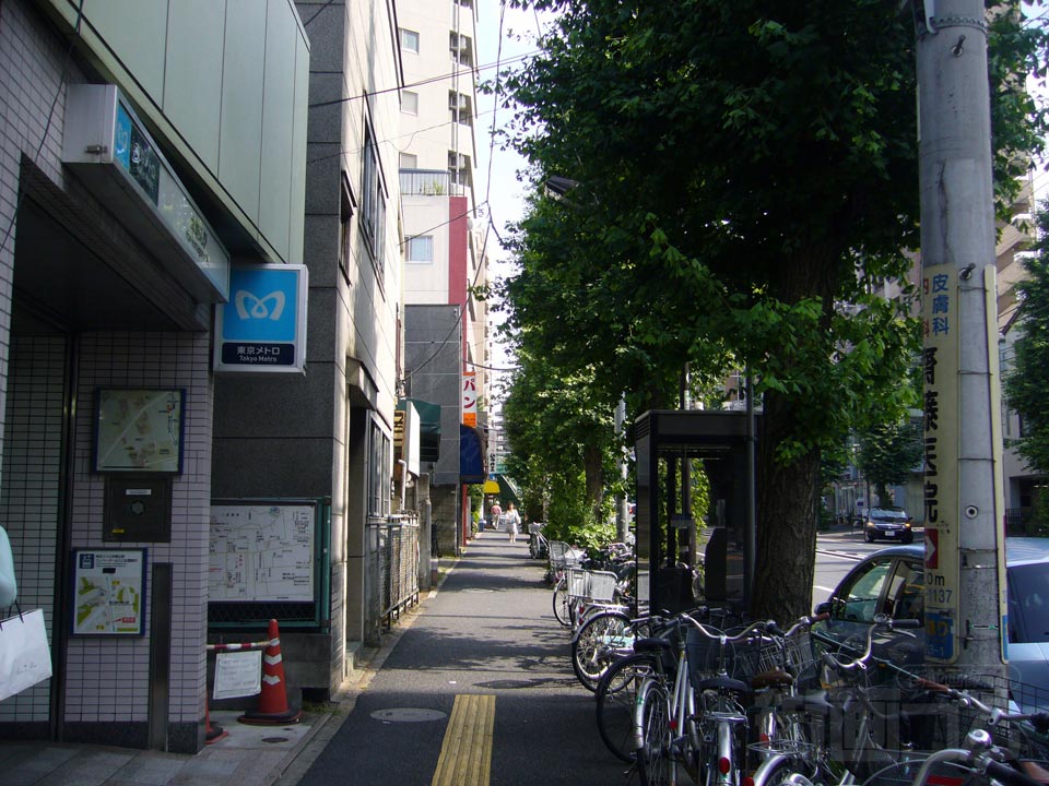 東京メトロ本駒込駅前