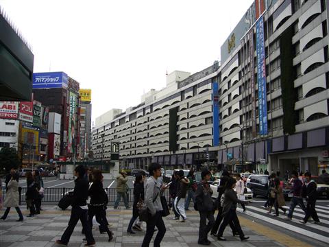 池袋駅東口写真画像
