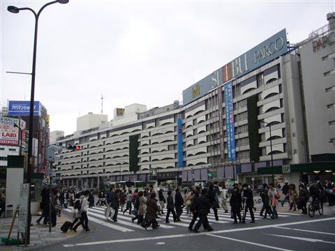 池袋駅東口写真画像