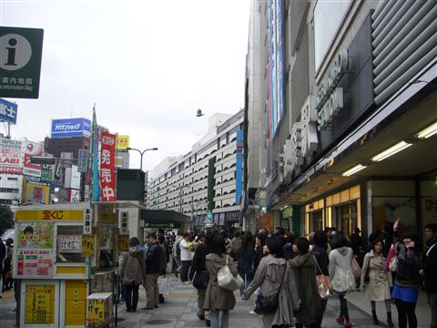 池袋駅東口写真画像