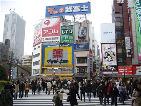 池袋駅東口写真画像