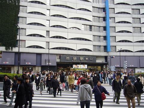 池袋駅東口写真画像